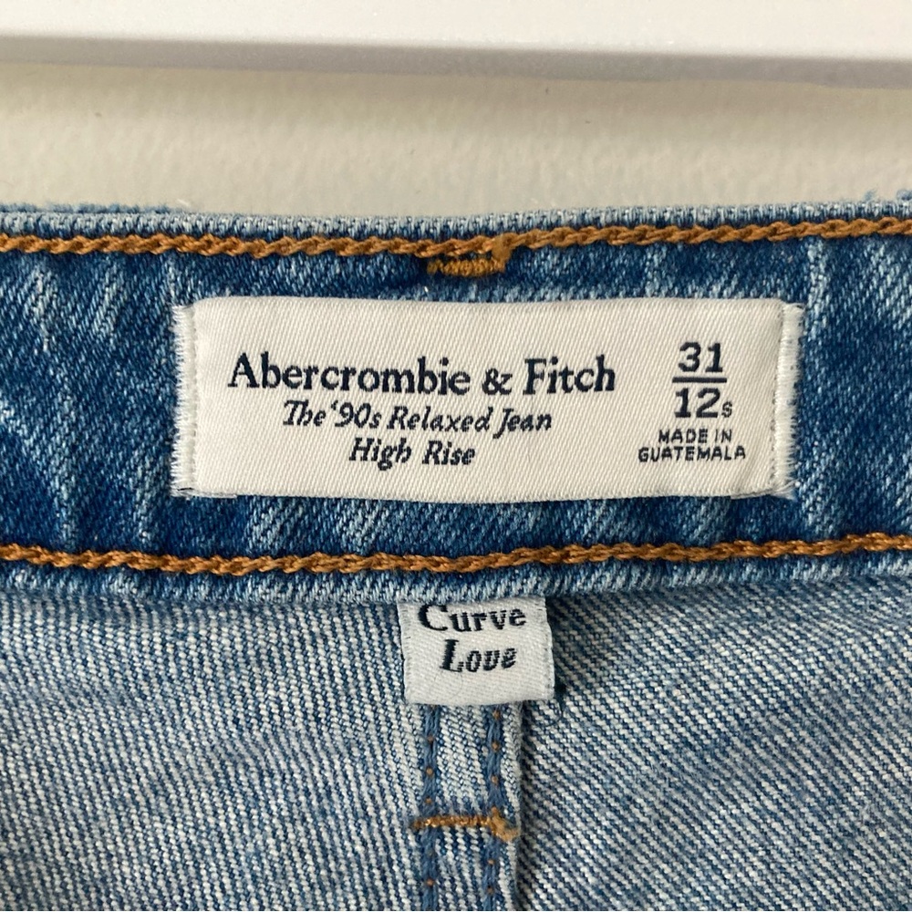 Abercrombie & Fitch Curve Love 90's Relaxed High Rise Jeans (31/12s) - Picture 4 of 7